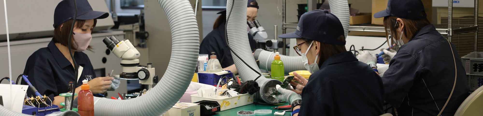 工場内の働く様子
